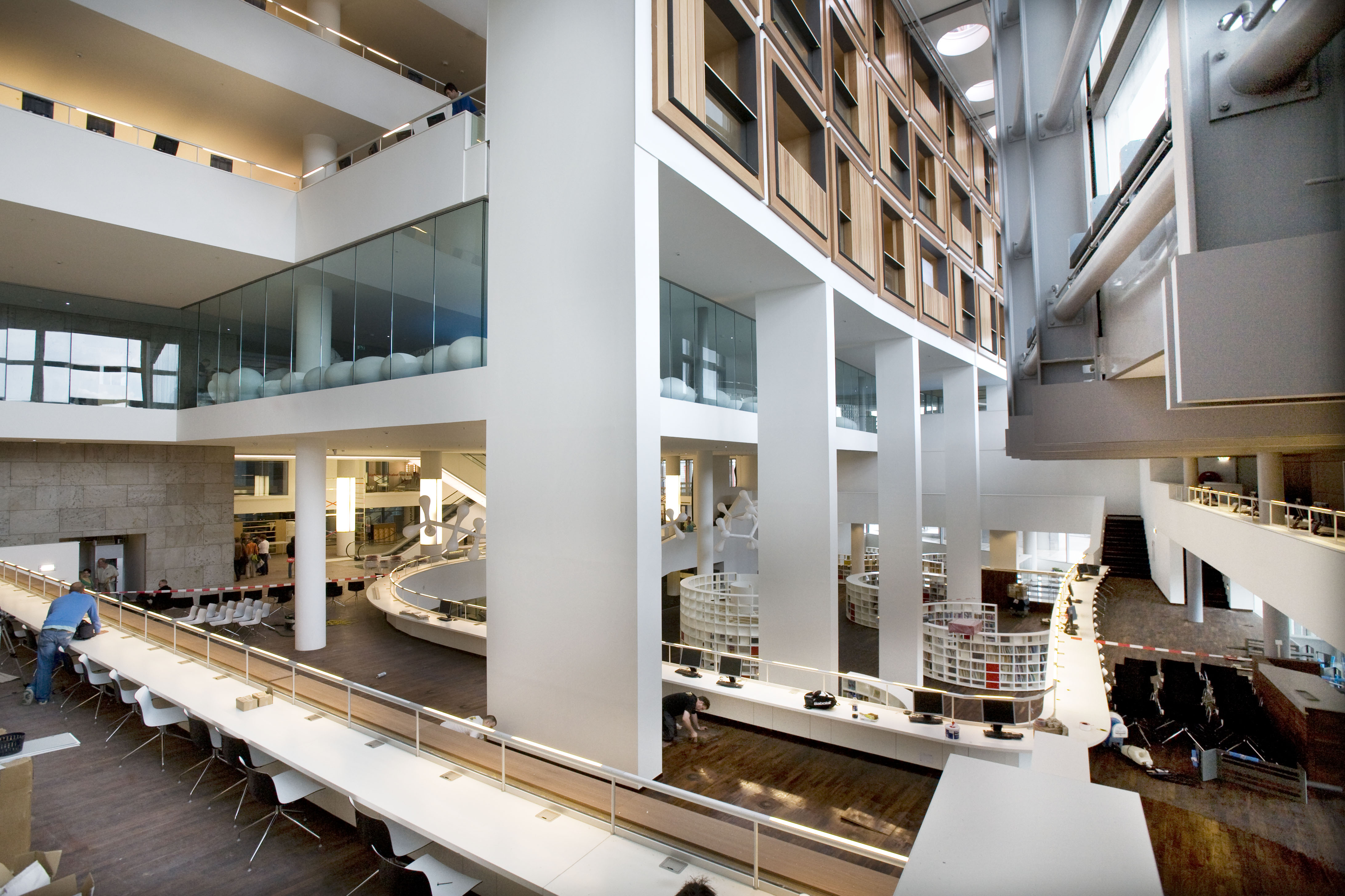 Nieuwe bibliotheek van Amsterdam de OBA wordt 070707 geopend Foto NRC H'Blad Maurice Boyer 070703